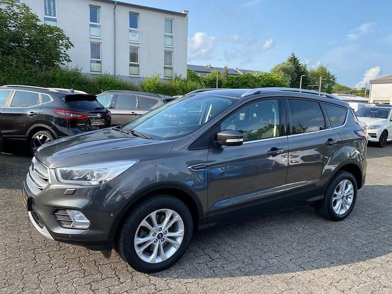 Gebraucht Ford Kuga Titanium 150 PS (110 kW) 2018 Grau SUV