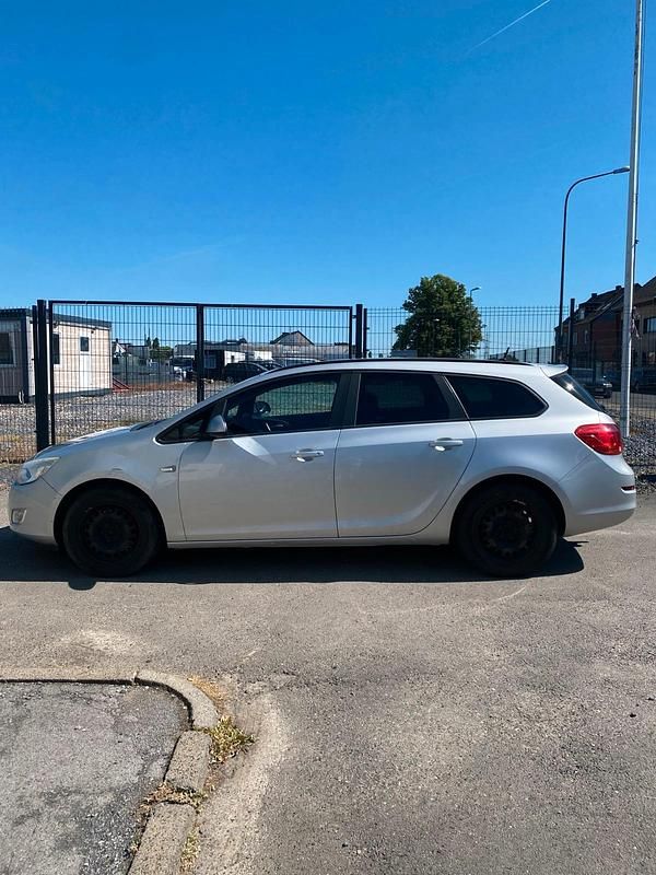 Gebraucht Opel Astra 110 PS (80 kW) 2012 Silber Kombi