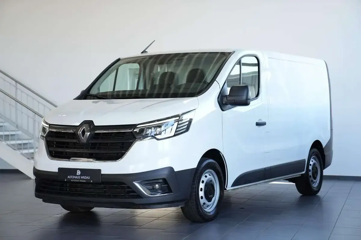 Second-hand Renault Trafic Komfort 110 CP (80 kW) 2023 Alb Monovolum