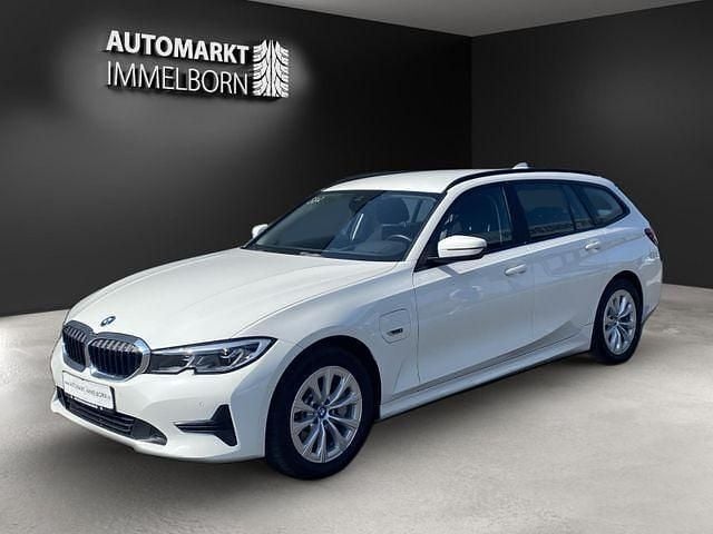 Gebraucht BMW 330e Advantage 292 PS (214 kW) 2022 Weiß Kombi