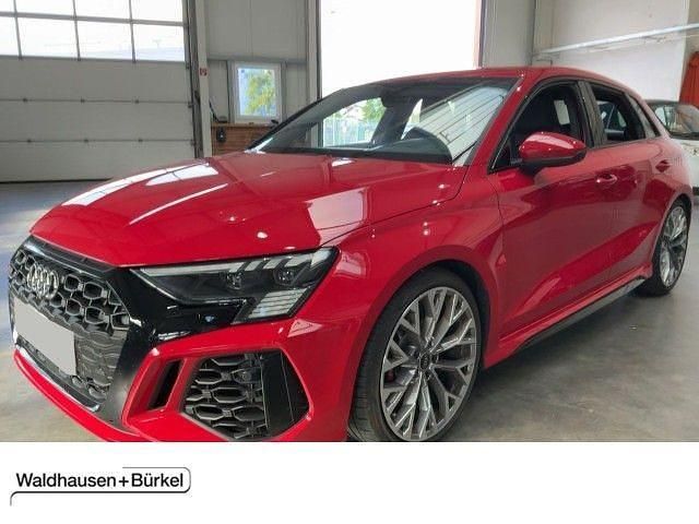 Tangorot (metallic) Gebraucht 2023 Audi RS3 Sportback Ambiente Kleinwagen | 58.950 € (Fairer Preis) - Bild 1/4