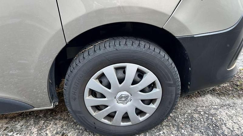 Second-hand Renault Trafic Expression 121 CP (88 kW) 2019 Stone Monovolum