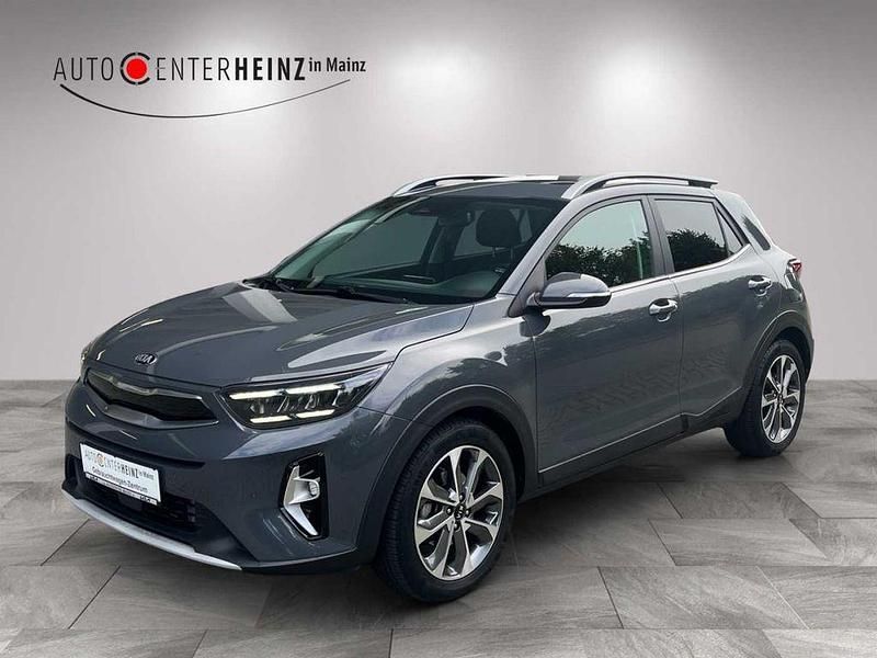 (prg) perennialgrau met. Gebraucht 2020 Kia Stonic Platinum Edition SUV | 18.900 € (Fairer Preis) - Bild 1/4