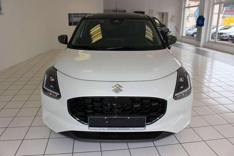 Neu Suzuki Swift Comfort 83 PS (61 kW) 2025 Pure white pearl/mineral grey Kleinwagen