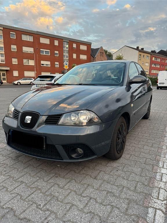 Grau Gebraucht 2007 Seat Ibiza Limousine | 950 € (Fairer Preis) - Bild 1/4