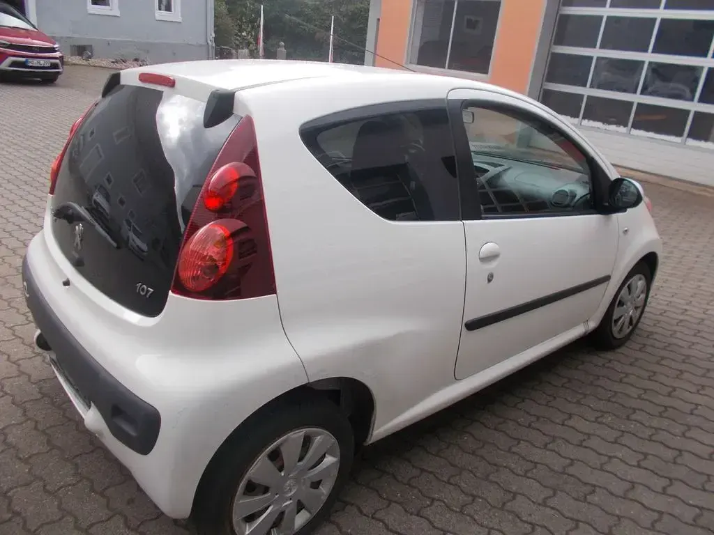 Gebraucht Peugeot 107 Active 68 PS (50 kW) 2012 Weiß Kleinwagen