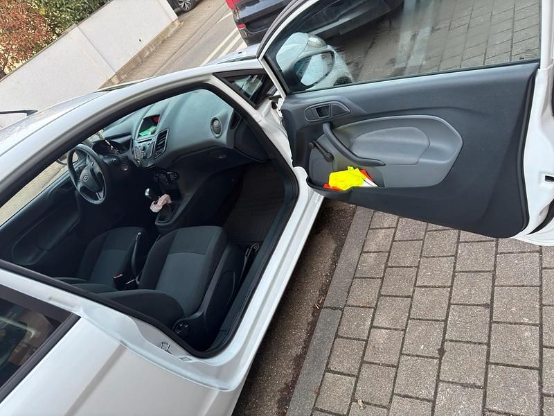 Gebraucht Ford Fiesta 60 PS (44 kW) 2009 Weiß Kleinwagen