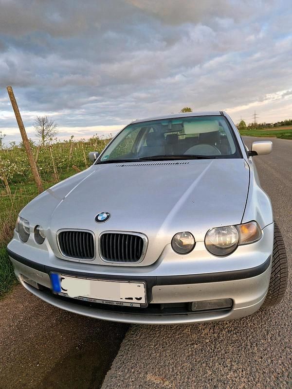 Second-hand BMW 318 143 CP (105 kW) 2003 Argintiu Berlinǎ