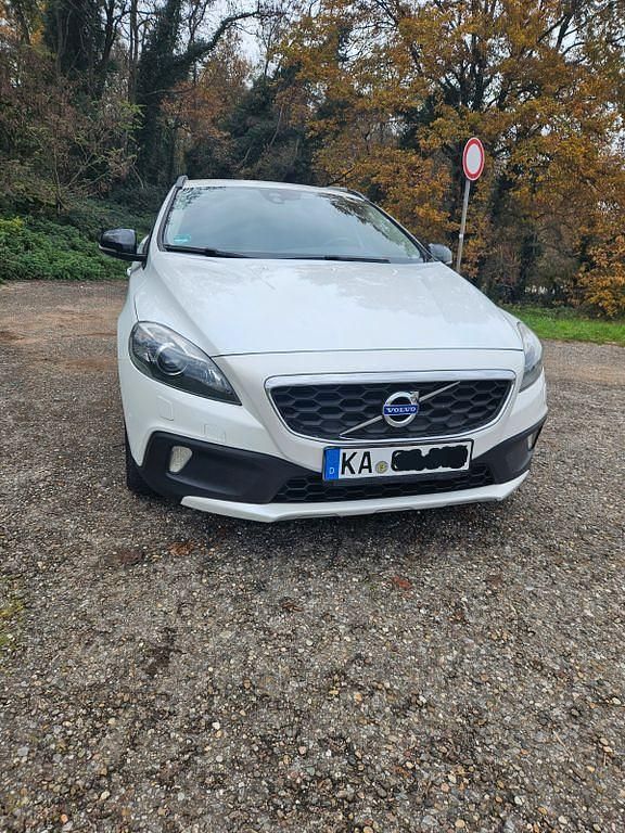 Weiß Gebraucht 2015 Volvo V40 CC Momentum Kombi | 11.200 € (Fairer Preis) - Bild 1/4