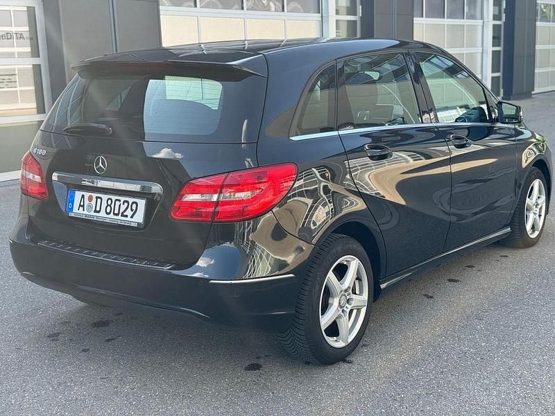 Gebraucht Mercedes B180 122 PS (89 kW) 2012 Schwarz Van / Kleinbus