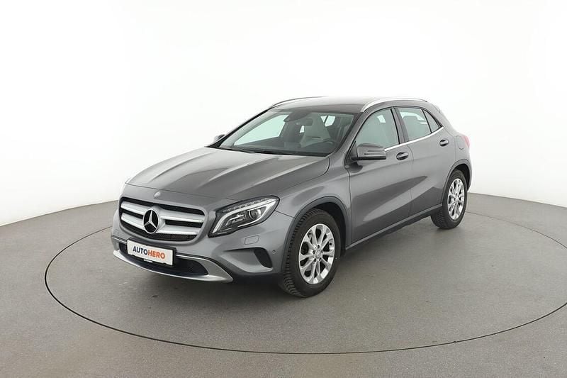 Grau Gebraucht 2015 Mercedes GLA200 Urban SUV | 15.450 € (Fairer Preis) - Bild 1/3