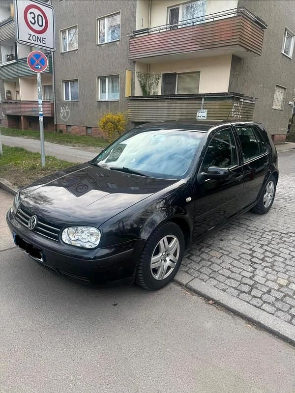 Second-hand VW Golf IV 110 CP (80 kW) 2003 Negru Berlinǎ