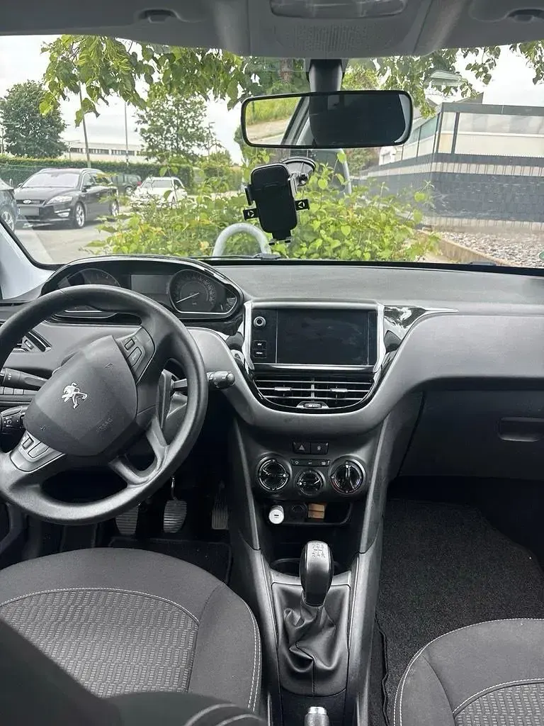 Gebraucht Peugeot 208 82 PS (60 kW) 2017 Weiß Kleinwagen