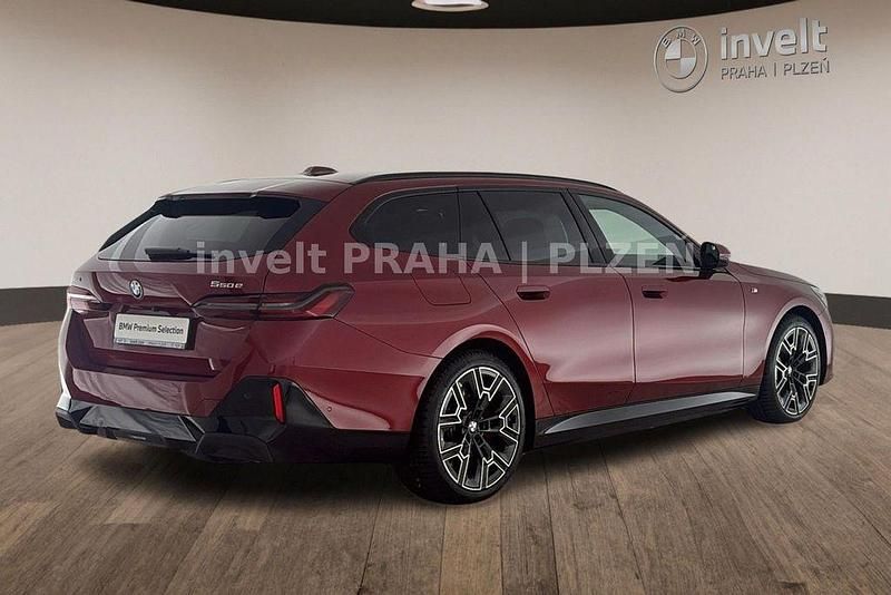 Gebraucht BMW 550e M Sport 313 PS (230 kW) 2025 Rot Kombi