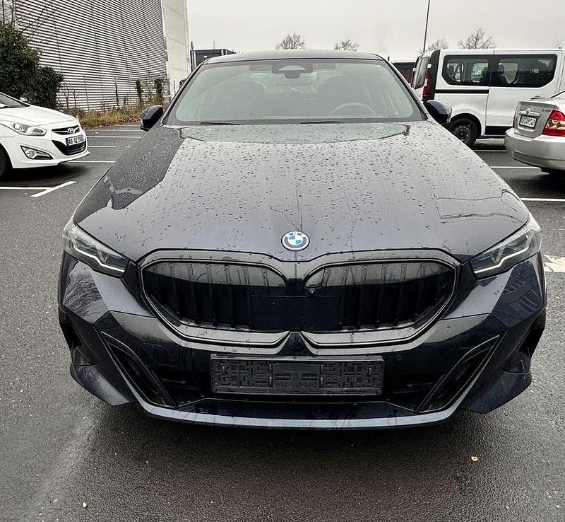 Schwarz Gebraucht 2024 BMW 520 Comfort Edition Limousine | 48.900 € - Bild 1/4