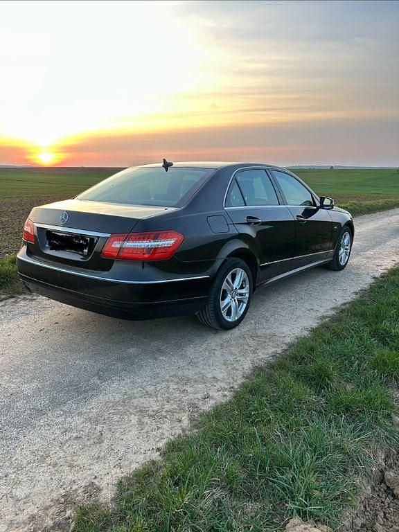 Gebraucht Mercedes E200 Avantgarde 184 PS (135 kW) 2011 Schwarz Limousine