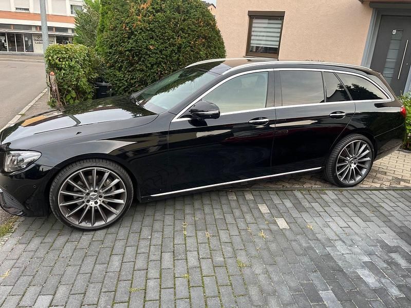 Schwarz Gebraucht 2017 Mercedes E220 Kombi | 22.999 € (Fairer Preis) - Bild 1/4