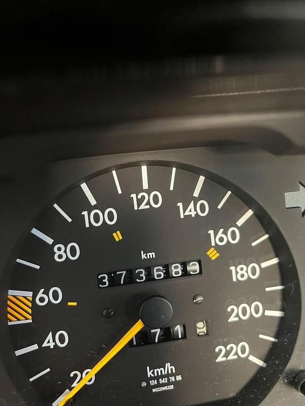 Gebraucht Mercedes E230 130 PS (95 kW) 1989 Blau Limousine