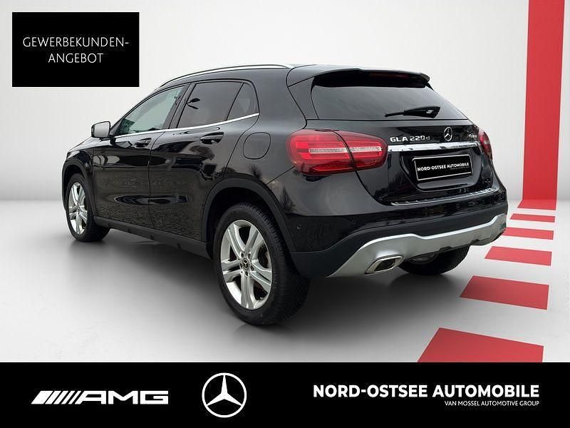 Gebraucht Mercedes GLA220 Urban 177 PS (130 kW) 2018 Metalliclack kosmosschwarz SUV