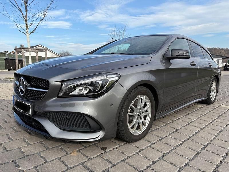 Grau Gebraucht 2018 Mercedes CLA200 Shooting Brake AMG line Kombi | 21.000 € (Fairer Preis) - Bild 1/4