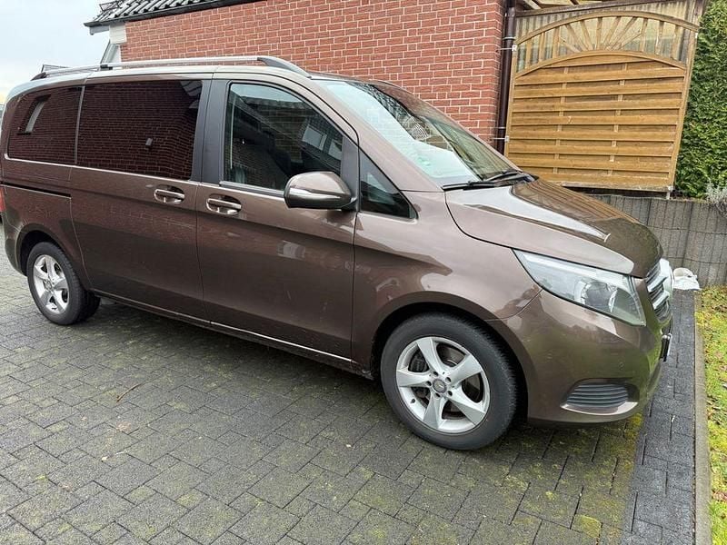 Braun Gebraucht 2015 Mercedes V220 Edition Van / Kleinbus | 22.300 € (Teuer) - Bild 1/4