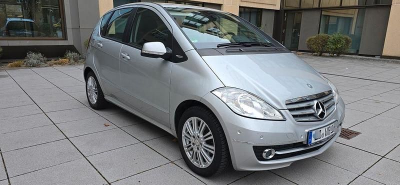 Silber Gebraucht 2009 Mercedes A150 Elegance Van / Kleinbus | 5.900 € (Guter Preis) - Bild 1/4