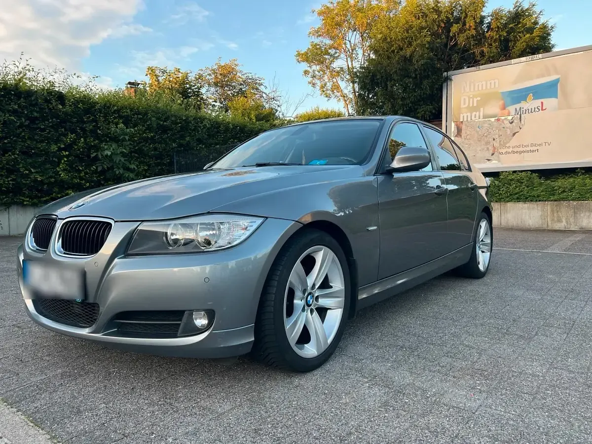 Gebraucht BMW 320 184 PS (135 kW) 2011 Grau Limousine