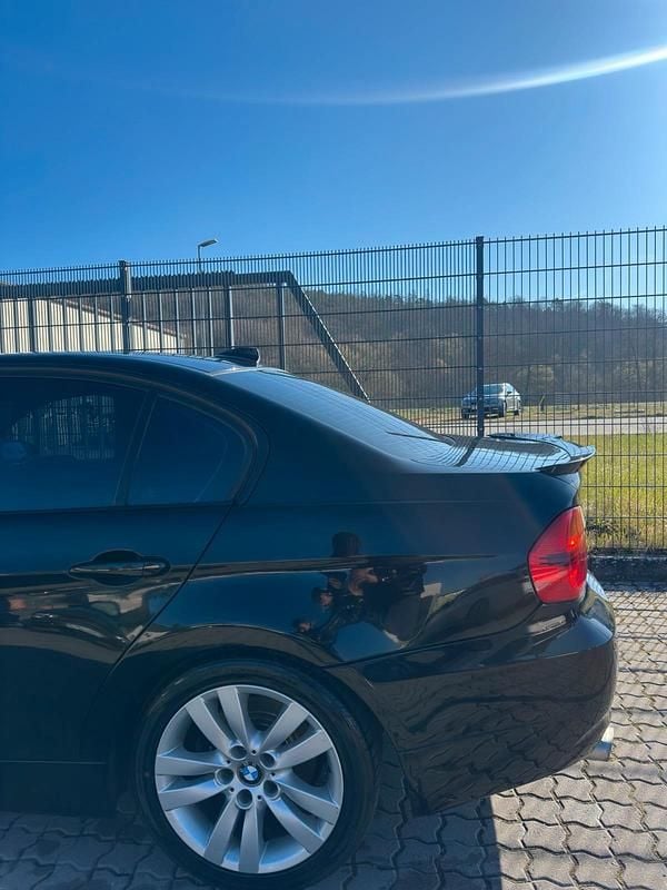 Gebraucht BMW 320 177 PS (130 kW) 2008 Schwarz Limousine