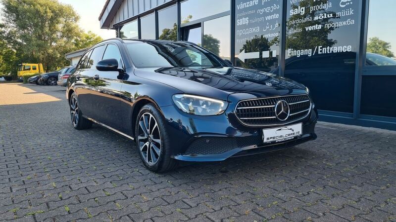 Blau Gebraucht 2022 Mercedes E220 Night Limousine | 37.990 € (Guter Preis) - Bild 1/4