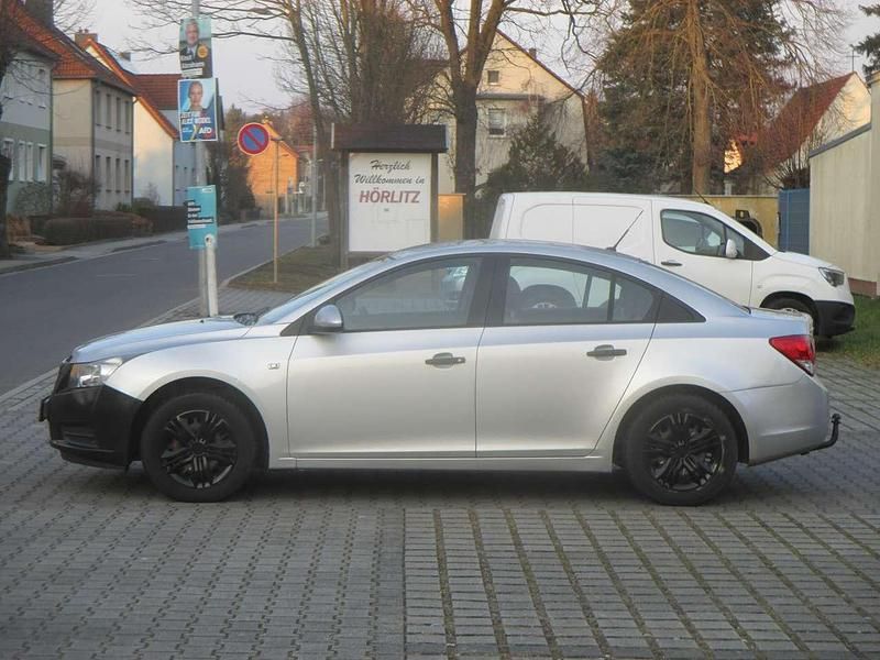 Gebraucht Chevrolet Cruze 113 PS (83 kW) 2011 Argon silber/ice silver (m2) Limousine