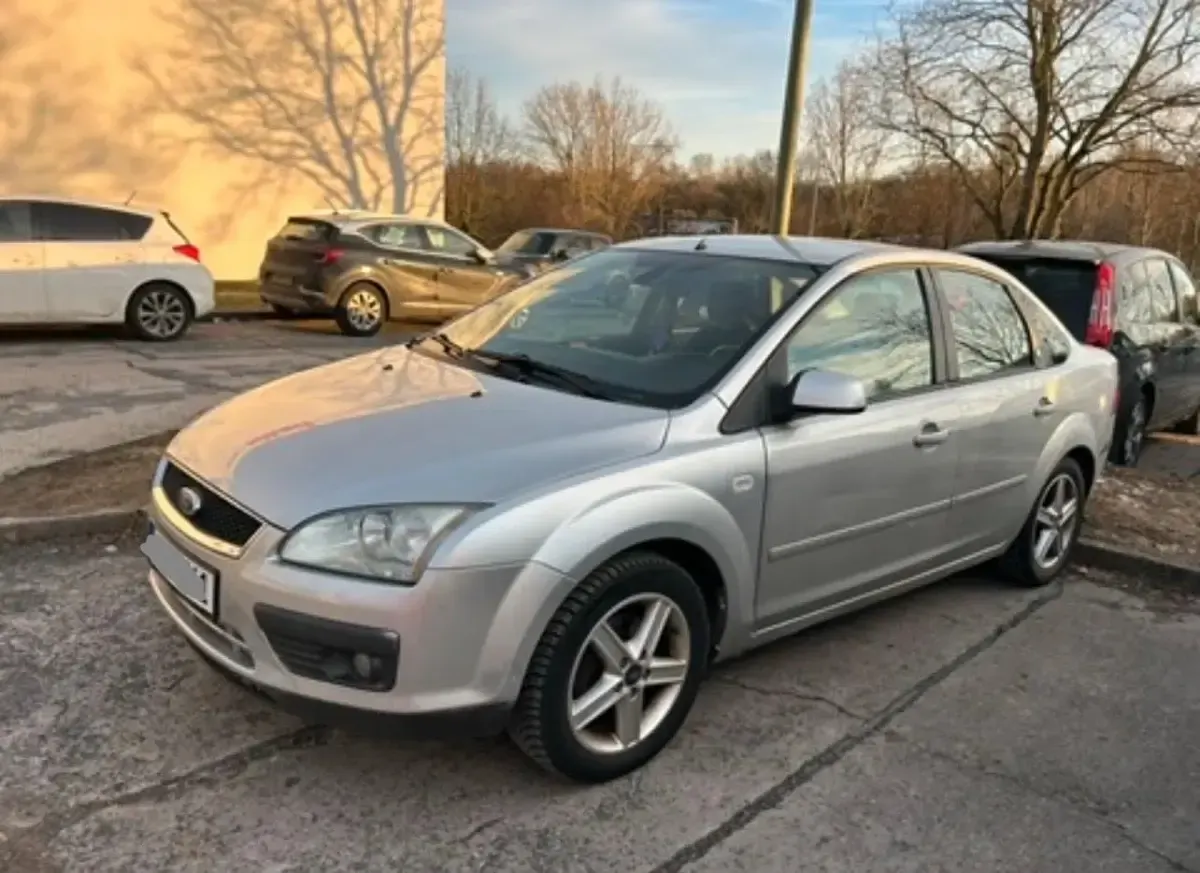 Usado Ford Focus Sport 101 CV (74 kW) 2006 Gris Berlina