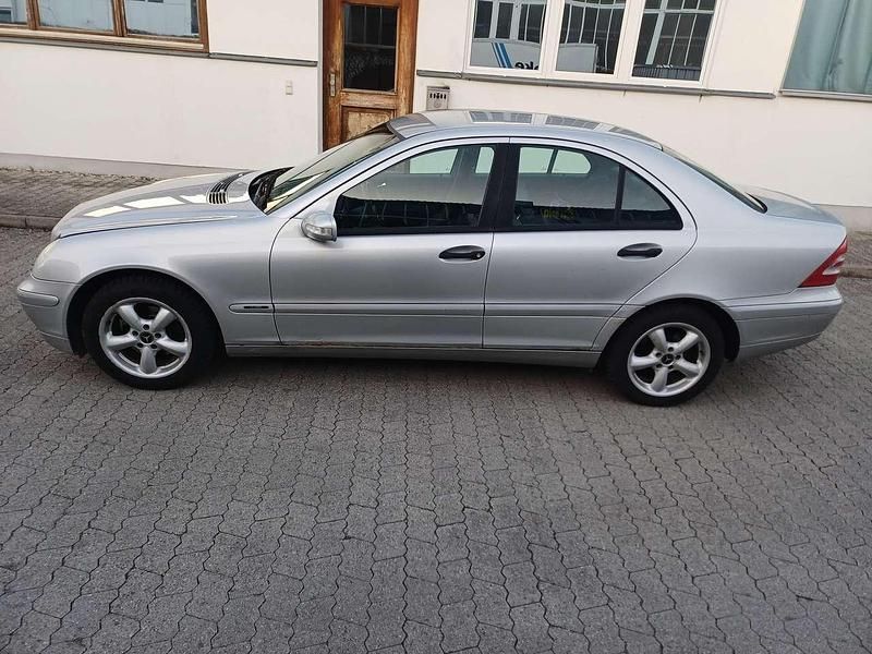 Gebraucht Mercedes C180 143 PS (105 kW) 2003 Brillantsilber  metalliclack Limousine
