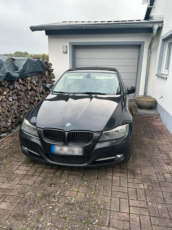 Schwarz Gebraucht 2011 BMW 325 Exclusive Limousine | 4.400 € - Bild 1/4