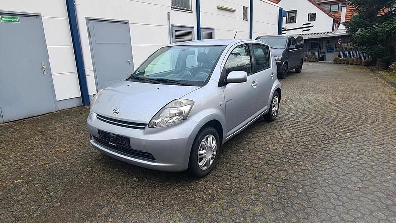 Silber Gebraucht 2007 Daihatsu Sirion Kleinwagen | 3.500 € (Fairer Preis) - Bild 1/4