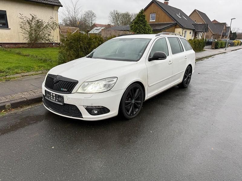 Weiß Gebraucht 2012 Skoda Octavia vRS Kombi | 6.890 € (Guter Preis) - Bild 1/4