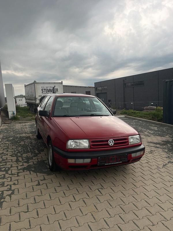 Rot Gebraucht 1994 VW Vento Limousine | 3.300 € - Bild 1/4