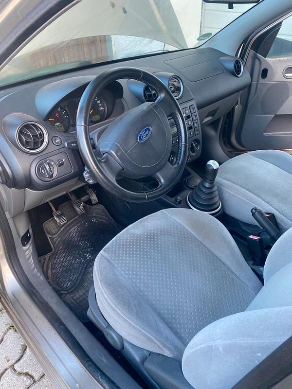 Gold Gebraucht 2002 Ford Fiesta Ghia Kleinwagen | 600 € (Guter Preis) - Bild 1/4