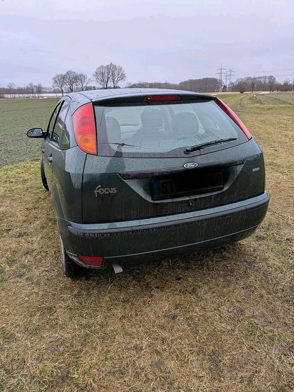 Second-hand Ford Focus 90 CP (66 kW) 2004 Verde Berlinǎ