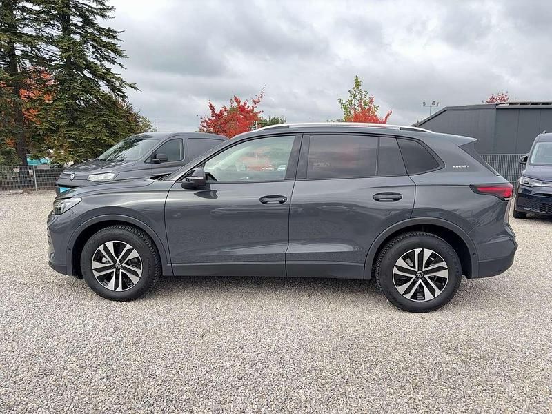 Neu VW Tiguan 150 PS (110 kW) 2025 Delfingrau metallic SUV