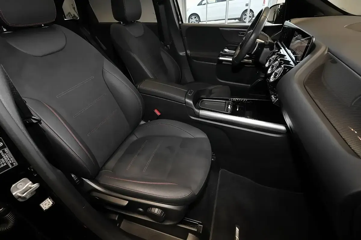 Gebraucht Mercedes B200 AMG 163 PS (119 kW) 2024 Metalliclack kosmosschwarz Kleinwagen