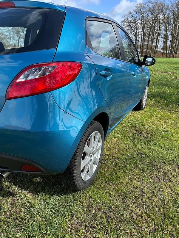 Gebraucht Mazda 2 75 PS (55 kW) 2011 Blau Kleinwagen