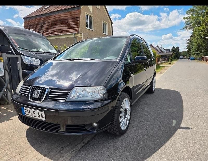 Schwarz Gebraucht 2008 Seat Alhambra Reference Van / Kleinbus | 3.599 € (Fairer Preis) - Bild 1/4
