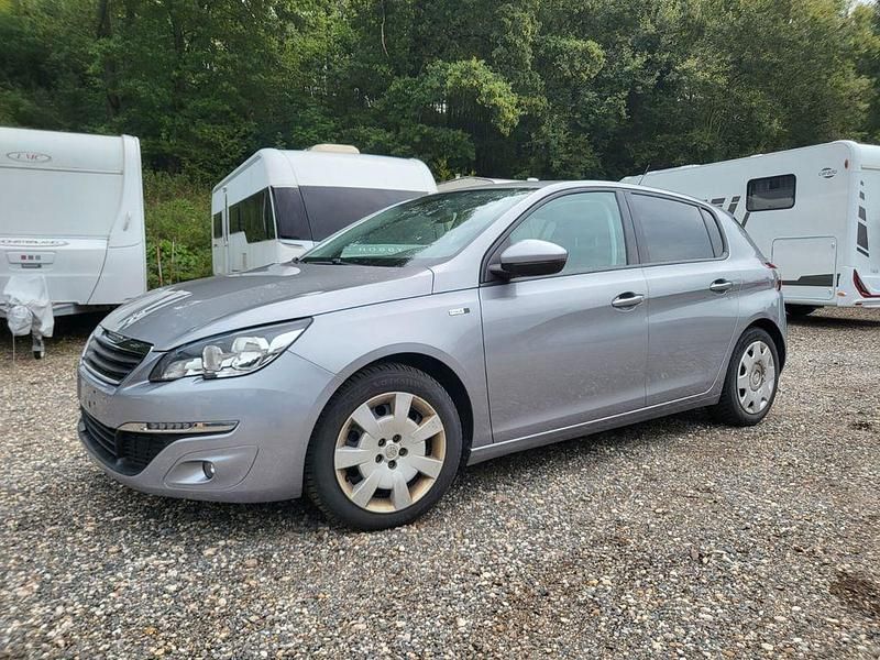 Grau Gebraucht 2017 Peugeot 308 Style Limousine | 7.490 € (Superpreis) - Bild 1/4