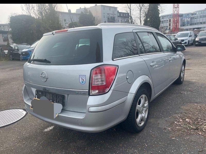 Gebraucht Opel Astra Edition 90 PS (66 kW) 2010 Silber Kombi