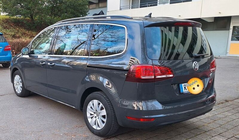 Grau Gebraucht 2017 VW Sharan Comfortline Van / Kleinbus | 18.500 € (Fairer Preis) - Bild 1/4