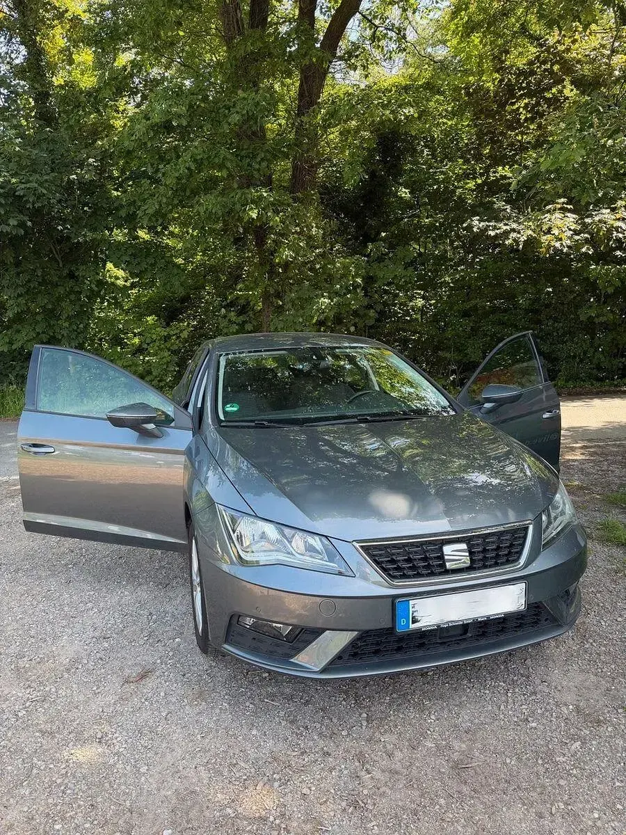 Używany Seat Leon Style 110 KM (80 kW) 2017 Szary Sedan/Limuzyna