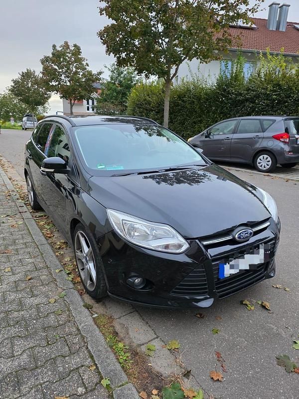 Schwarz Gebraucht 2012 Ford Focus Trend Kombi | 5.300 € (Etwas zu teuer) - Bild 1/4