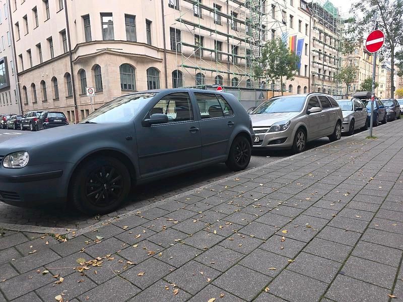 Grau Gebraucht 2002 VW Golf IV Kleinwagen | 2.400 € (Fairer Preis) - Bild 1/4