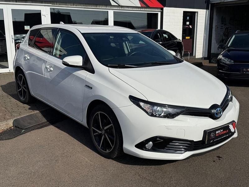 Gebraucht Toyota Auris Hybrid Team 99 PS (72 kW) 2016 Weiß Limousine