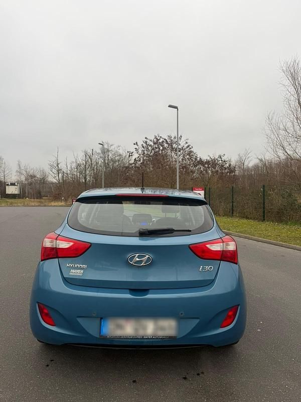 Gebraucht Hyundai i30 99 PS (72 kW) 2012 Blau Limousine